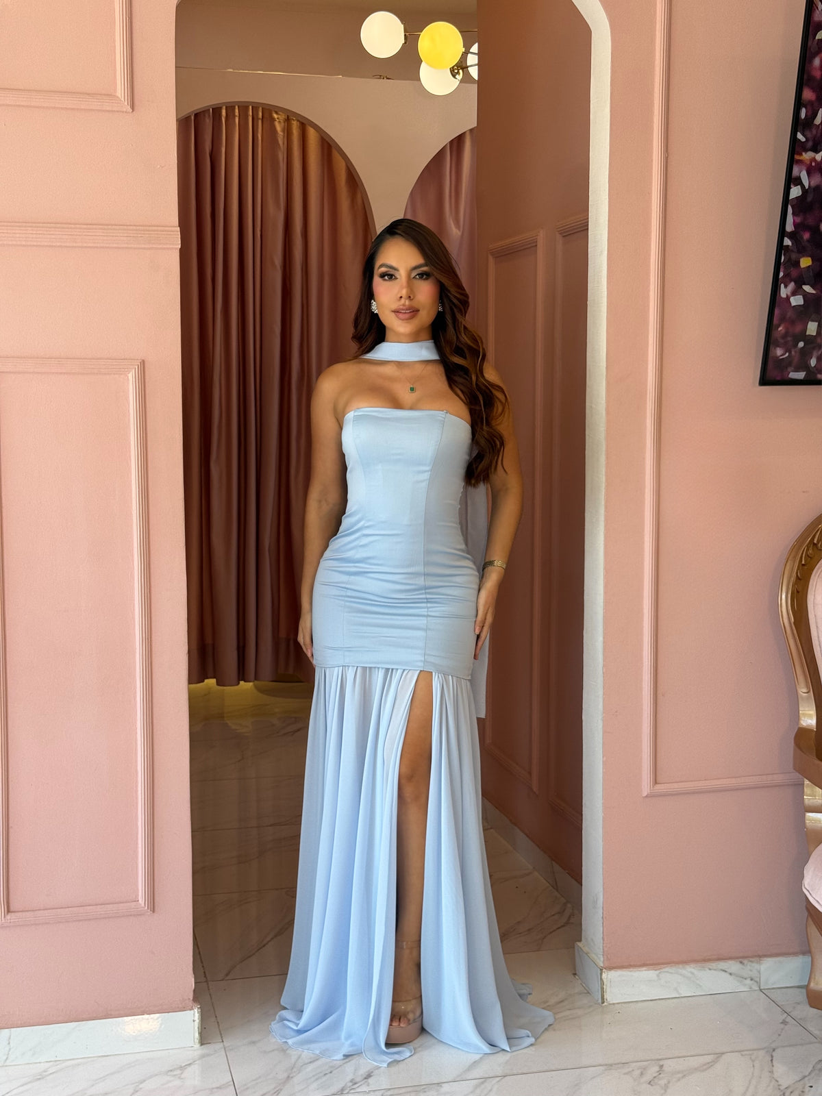 Vestido largo de talle bajo con falda plisada amplia y tirantes finos