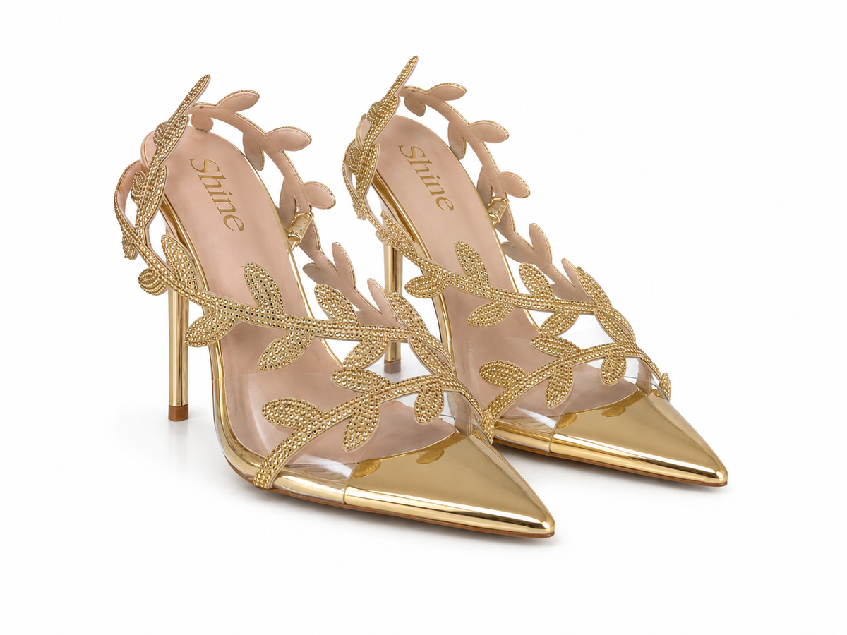 Tacón stiletto dorado de punta fina con hojas caladas y parte transparente