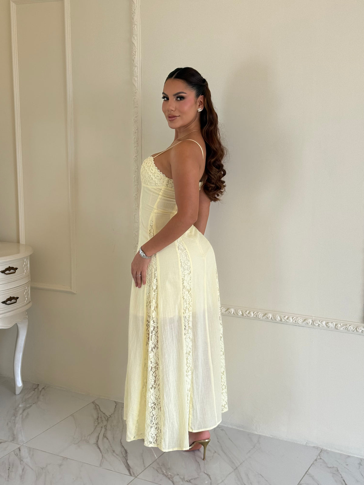 Vestido Largo con Copas de Encaje Floral y Corsé Entallado