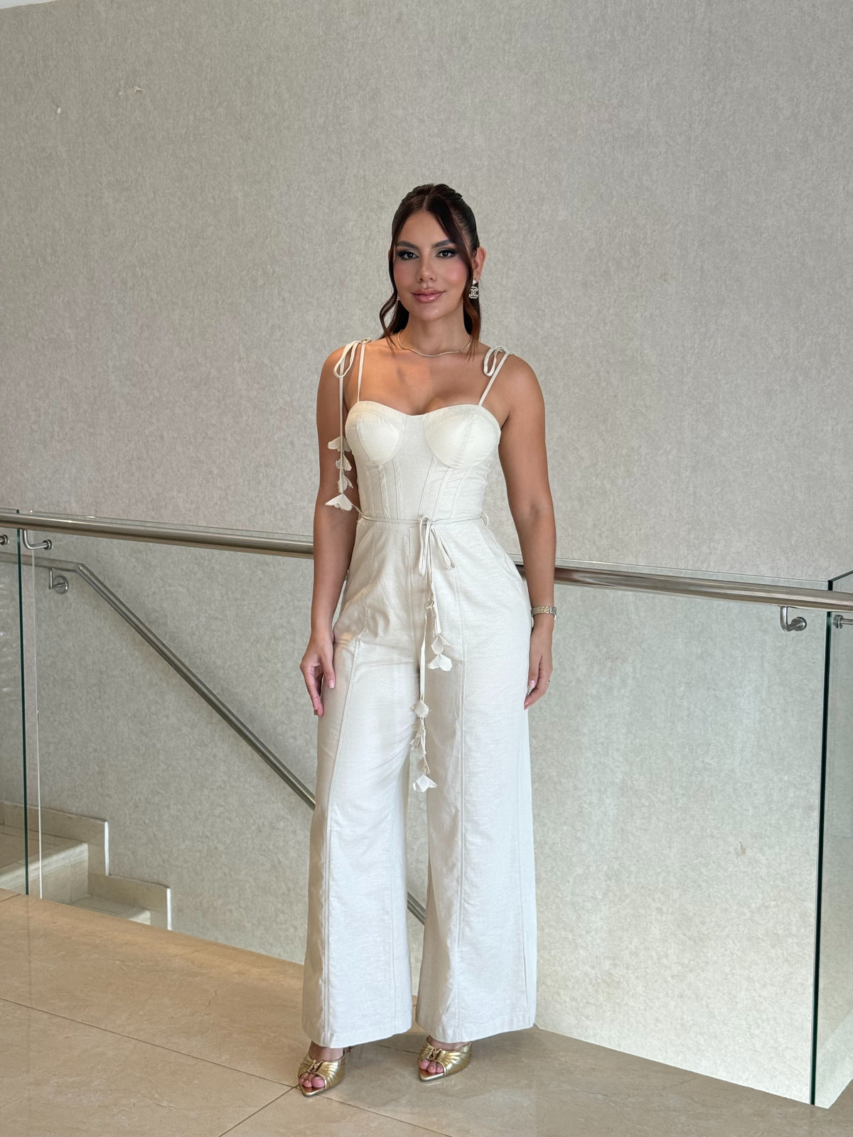 Enterizo de lino con corset, escote corazón, tirantes con borlas y pantalón de bota ancha