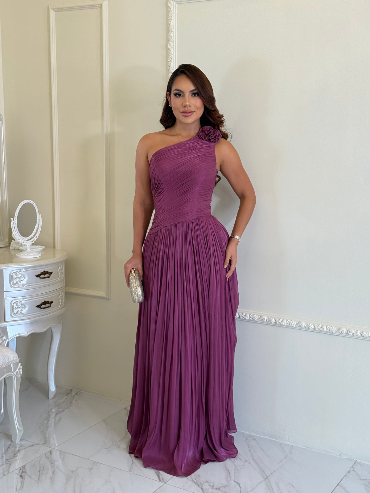 Vestido Largo Satinado de Un Hombro con Flor