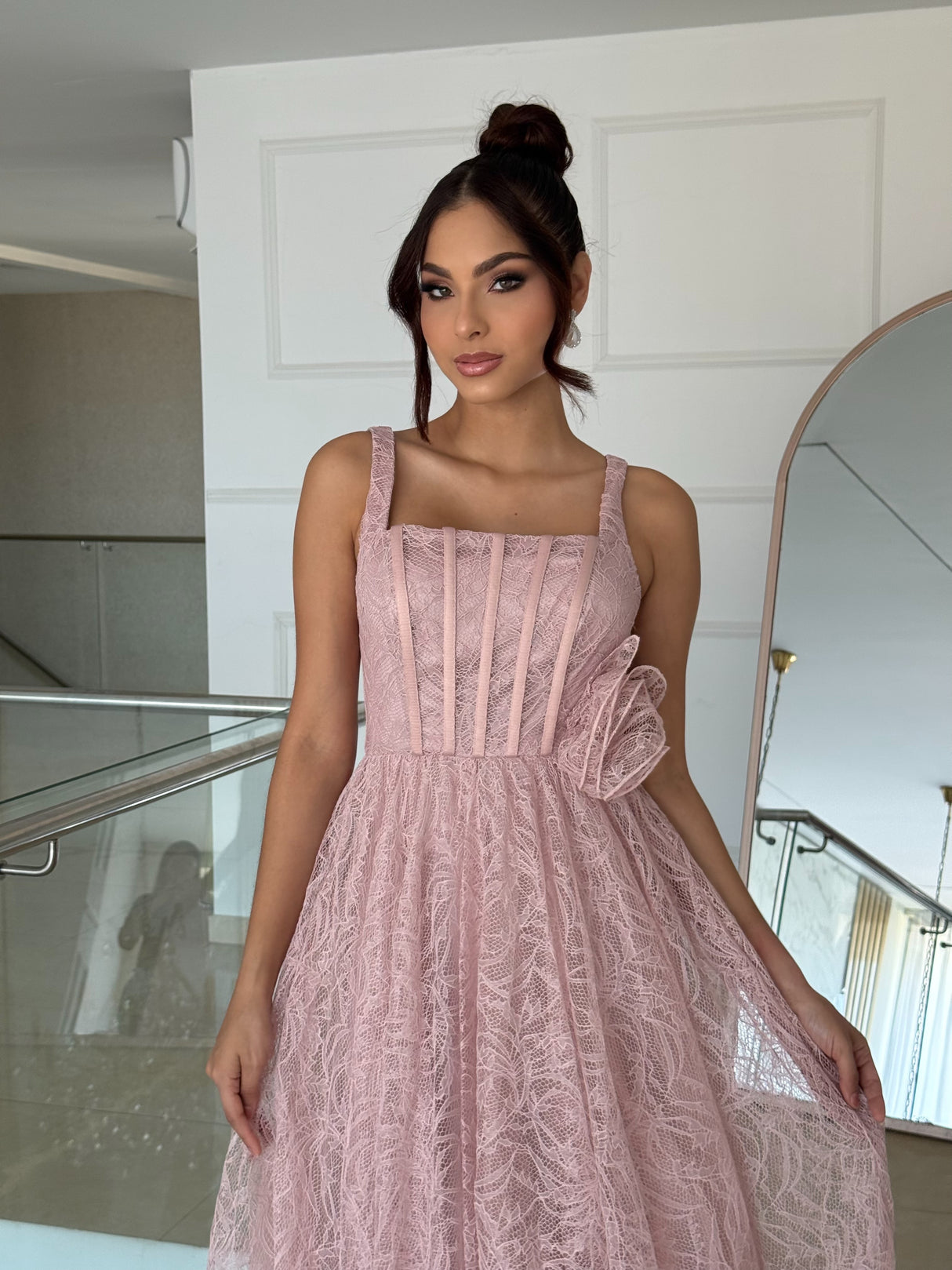 Vestido Celestia – Largo en Encaje con Detalle Floral