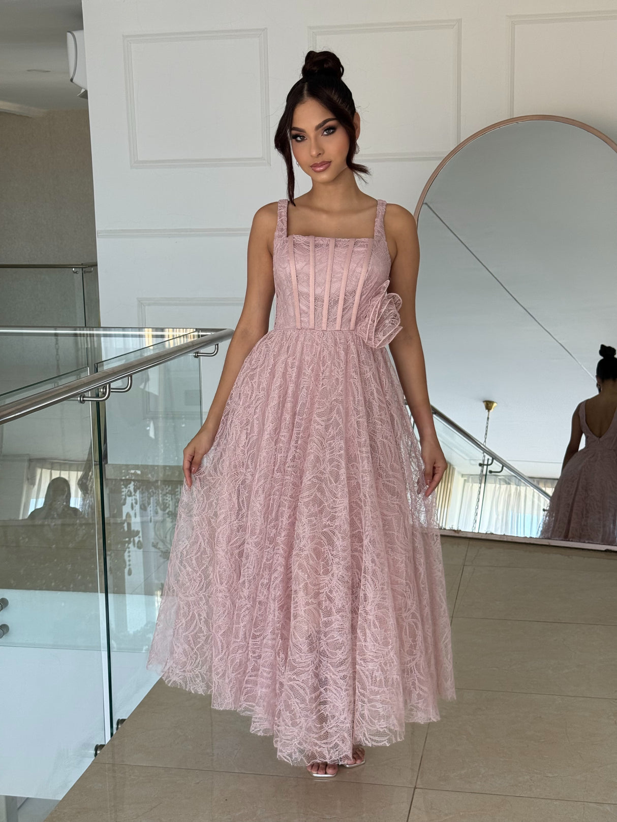 Vestido Celestia – Largo en Encaje con Detalle Floral