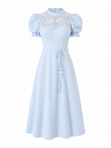 Vestido azul cielo con detalles de encaje y silueta estructurada