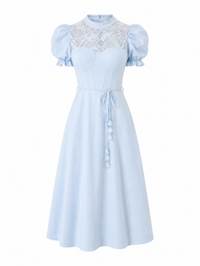 Vestido azul cielo con detalles de encaje y silueta estructurada