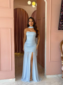 Vestido largo de talle bajo con falda plisada amplia y tirantes finos