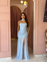Vestido largo de talle bajo con falda plisada amplia y tirantes finos
