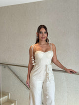 Enterizo de lino con corset, escote corazón, tirantes con borlas y pantalón de bota ancha