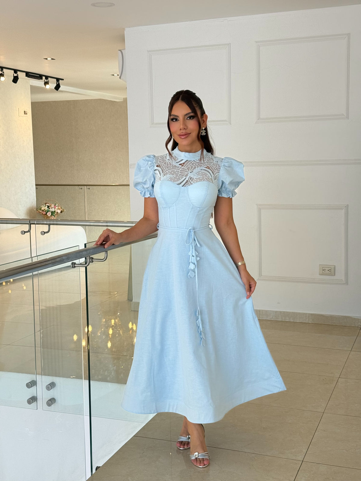 Vestido azul cielo con detalles de encaje y silueta estructurada