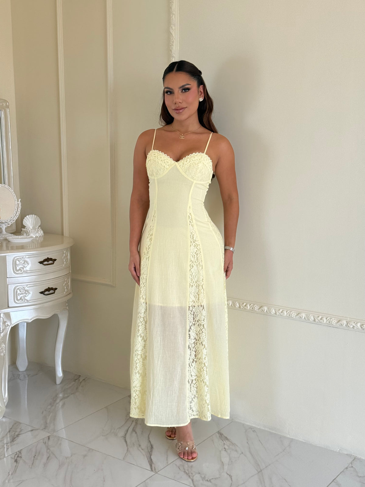 Vestido Largo con Copas de Encaje Floral y Corsé Entallado