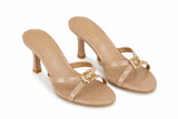 Sandalia nude con tiras cruzadas en el empeine y broche dorado