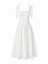Vestido blanco con detalles bordados, escote cuadrado y cuerpo estructurado