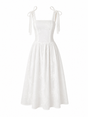 Vestido blanco con detalles bordados, escote cuadrado y cuerpo estructurado