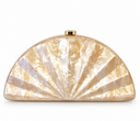 Clutch nacarado tipo concha, vista de detalle