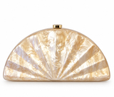 Clutch nacarado tipo concha, vista de detalle
