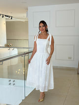 Vestido blanco con detalles bordados, escote cuadrado y cuerpo estructurado