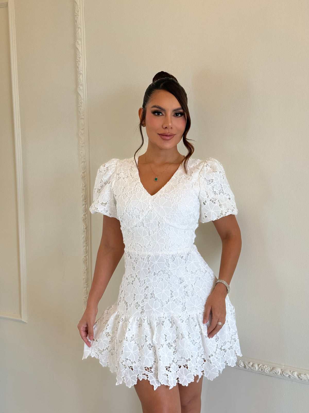 Vestido Corto de Encaje Floral con Mangas Abullonadas