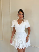 Vestido Corto de Encaje Floral con Mangas Abullonadas