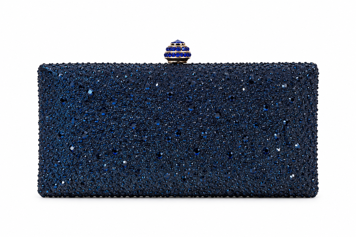Clutch rectangular azul marino cubierto de cristales con cierre joya