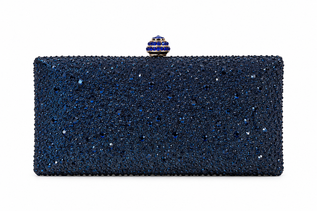 Clutch rectangular azul marino cubierto de cristales con cierre joya