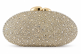 Clutch ovalado cubierto de cristales con aplique central en forma de onda