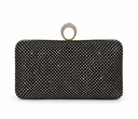 Clutch negro cubierto de cristales con cierre circular dorado tipo anillo