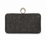 Clutch negro cubierto de cristales con cierre circular dorado tipo anillo