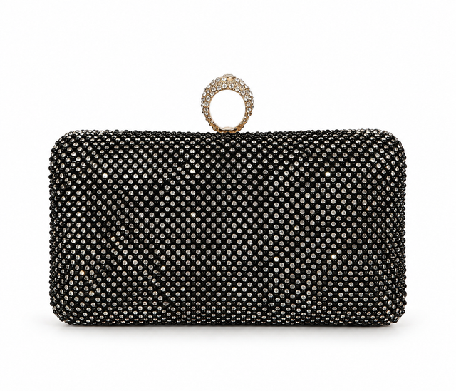 Clutch negro cubierto de cristales con cierre circular dorado tipo anillo