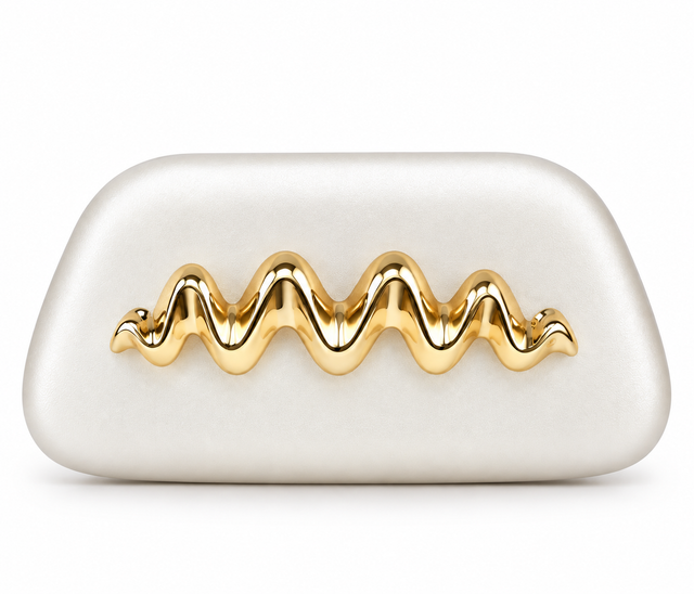 Clutch blanco con aplique central de ondas doradas