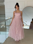 Vestido Celestia – Largo en Encaje con Detalle Floral